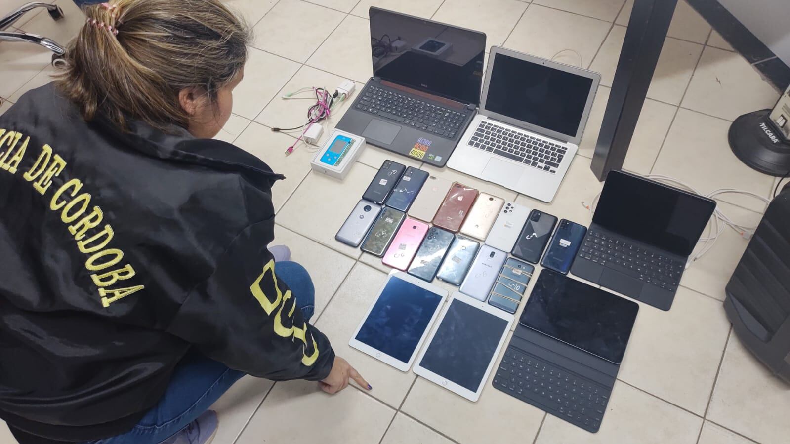 Además de celulares, los efectivos encontraron notebooks y otros aparatos electrónicos.