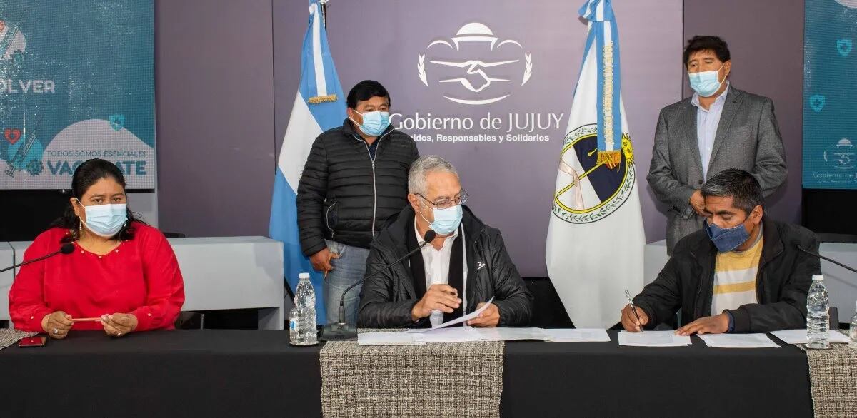 Momento en que los ministros Bouhid y Sarapura firman el convenio con los dirigentes de la Federación Jujeña de Fútbol y las ligas locales.