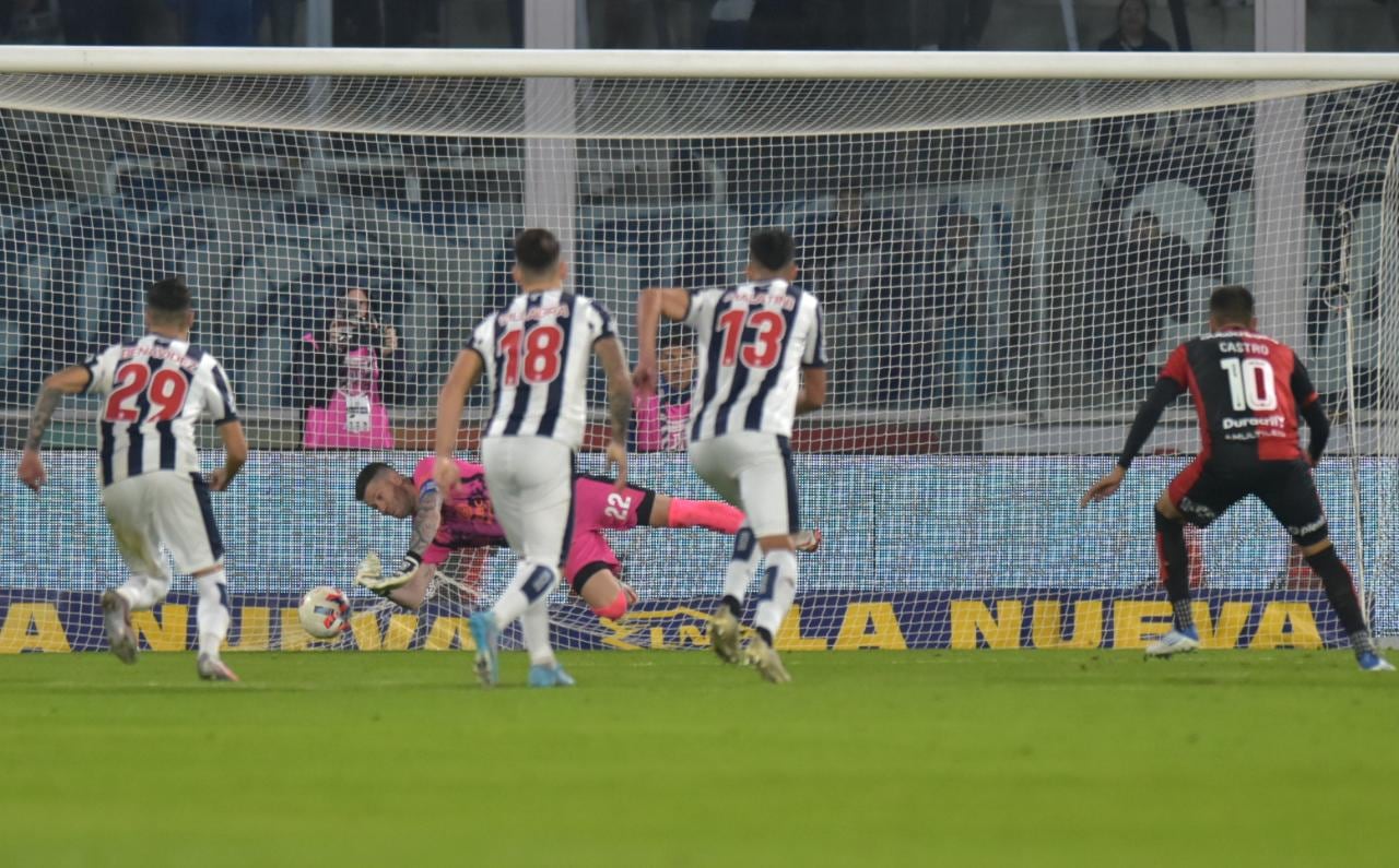 Guido Herrera le ataja el penal a Nicolás Castro en el partido entre Talleres y Newell's por la Liga Profesional, en el estadio Mario Alberto Kempes. (Facundo Luque)