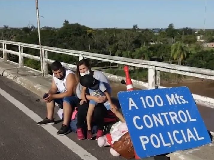 Las familias pudieron ingresar después de la llegada al límite con el Chaco del periodismo nacional