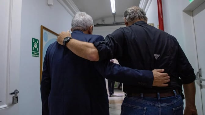 El abrazo entre Aníbal Fernández y Sergio Berni.