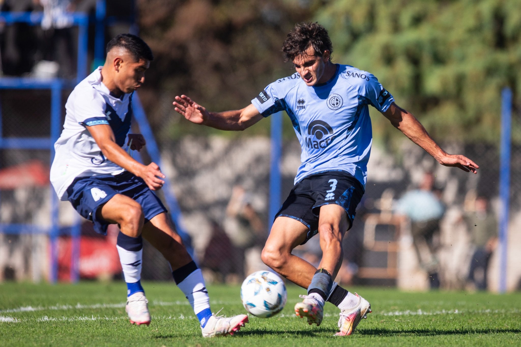 El juvenil Juan Velázquez en su primera convocatoria al equipo principal (Prensa Belgrano).