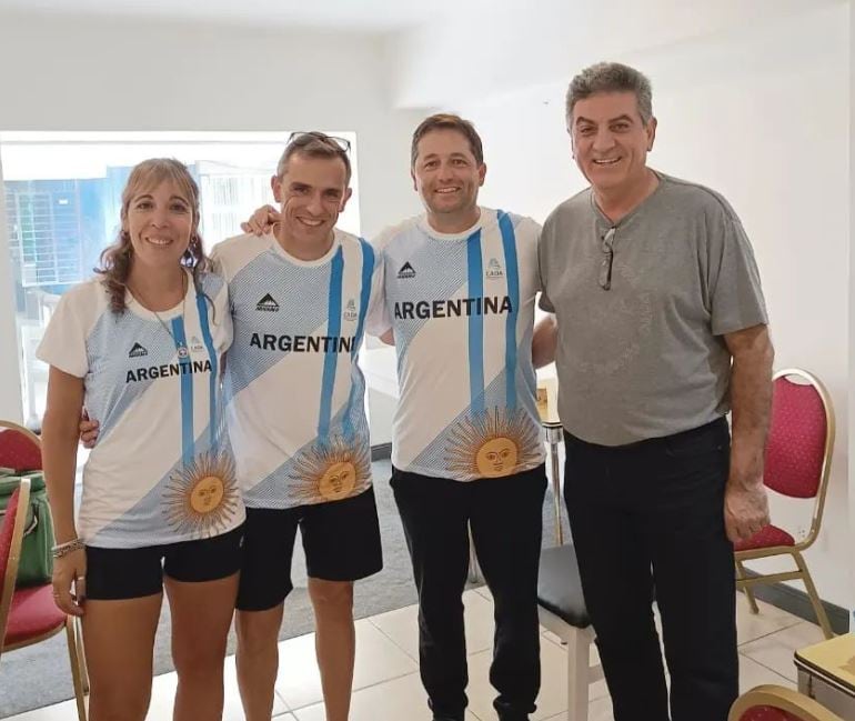 Natalia Campanini con el cuerpo técnico de la Selección Argentina.