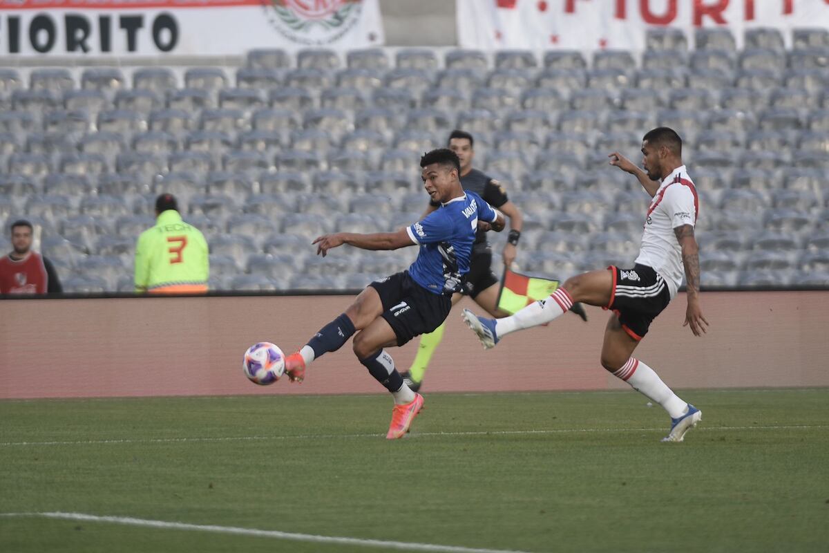 Talleres encontró el gol al final para una victoria justa en la visita a River