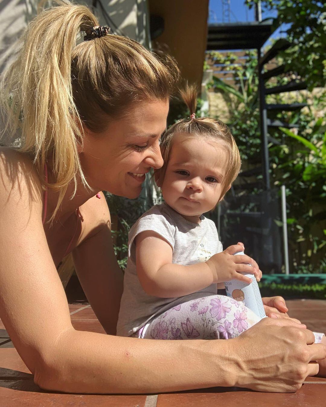 Eugenia Tobal junto a Emma, cuando la nena tenía un año de vida.