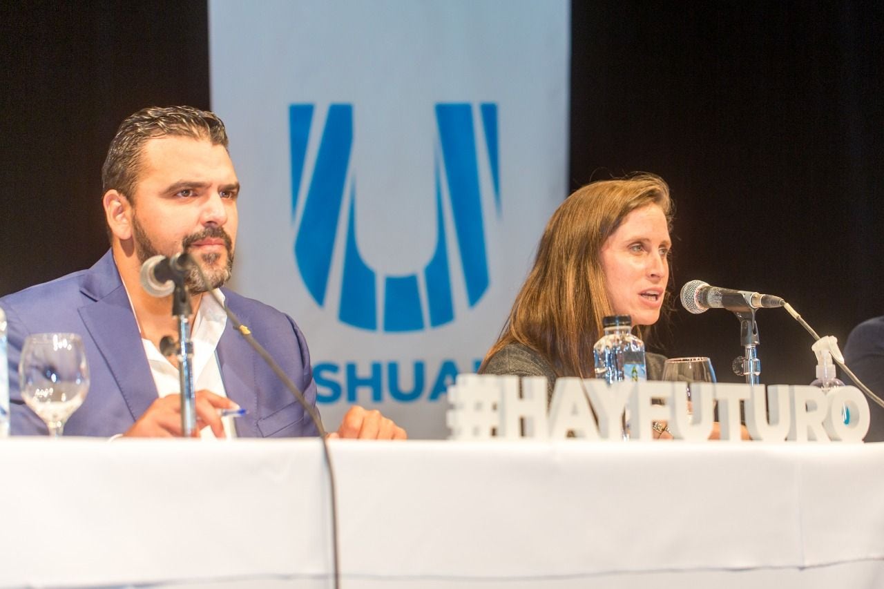 La  Dra. Josefina Kelly Neila, junto con el Intendente de Ushuaia Walter Vuoto, acompañado por el Intendente de la ciudad de Tolhuin, Daniel Harrington.