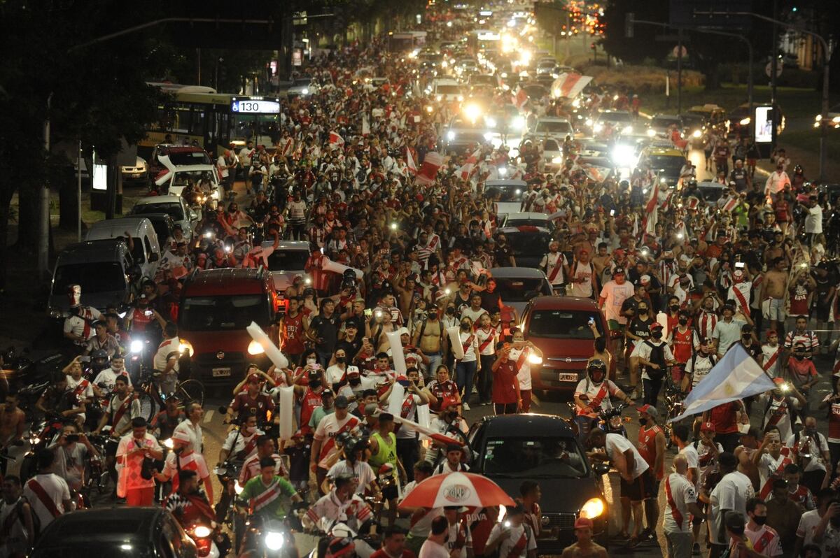 Hinchas de River realizaron una “Caravana Eterna” a dos años de conquistar la Copa Libertadores ante Boca