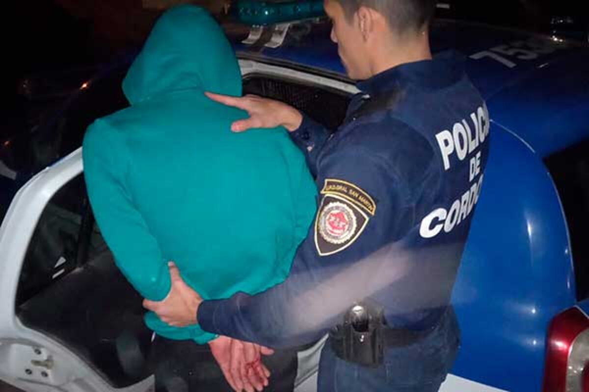 Alta Gracia: golpeó a un policía con un hierro para evitar que detuvieran a su hijo
