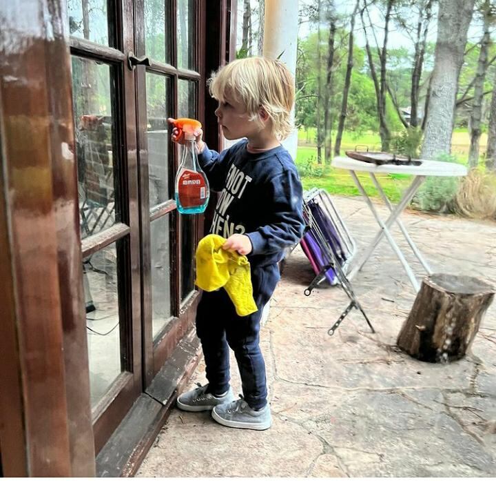 El hijo de Marley limpiando su casa