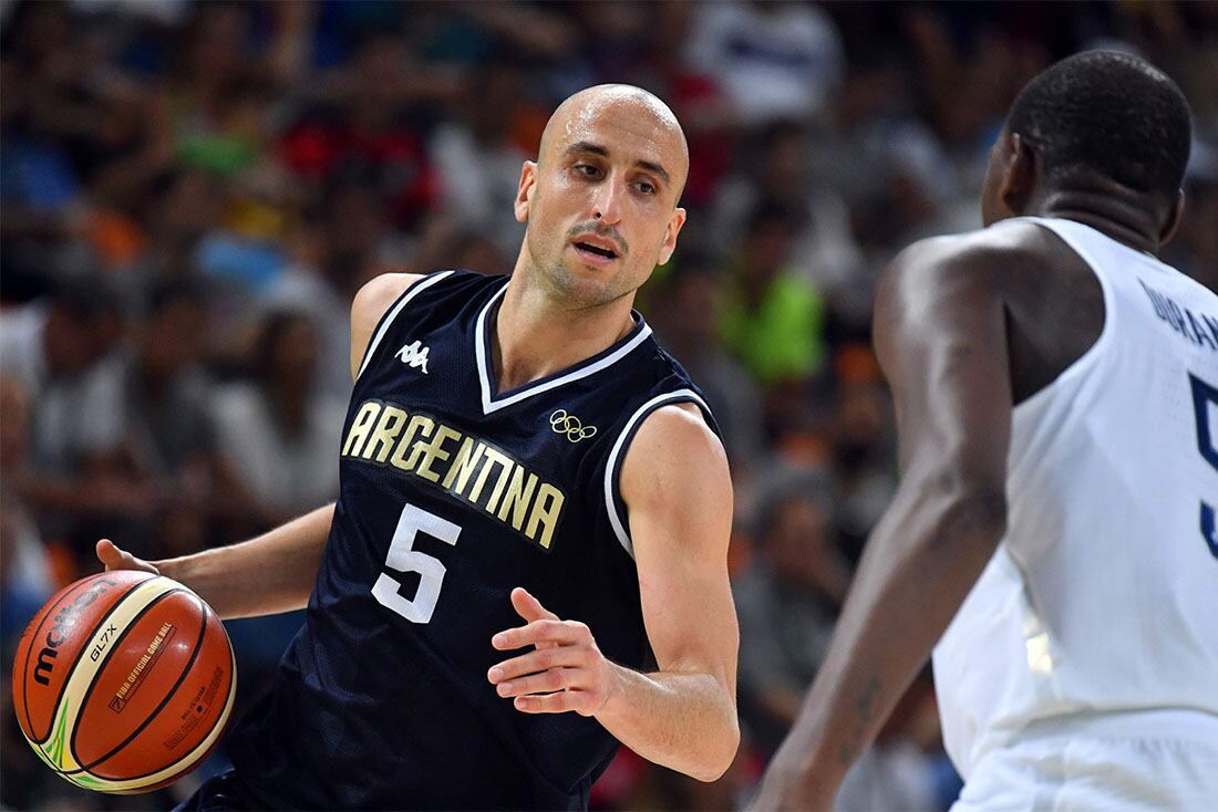 USA's guard Kevin Durant (R) holds off Argentina's shooting guard Manu Ginobili during a Men's quarterfinal basketball match between USA and Argentina at the Carioca Arena 1 in Rio de Janeiro on August 17, 2016 during the Rio 2016 Olympic Games. / AFP / Andrej ISAKOVIC
