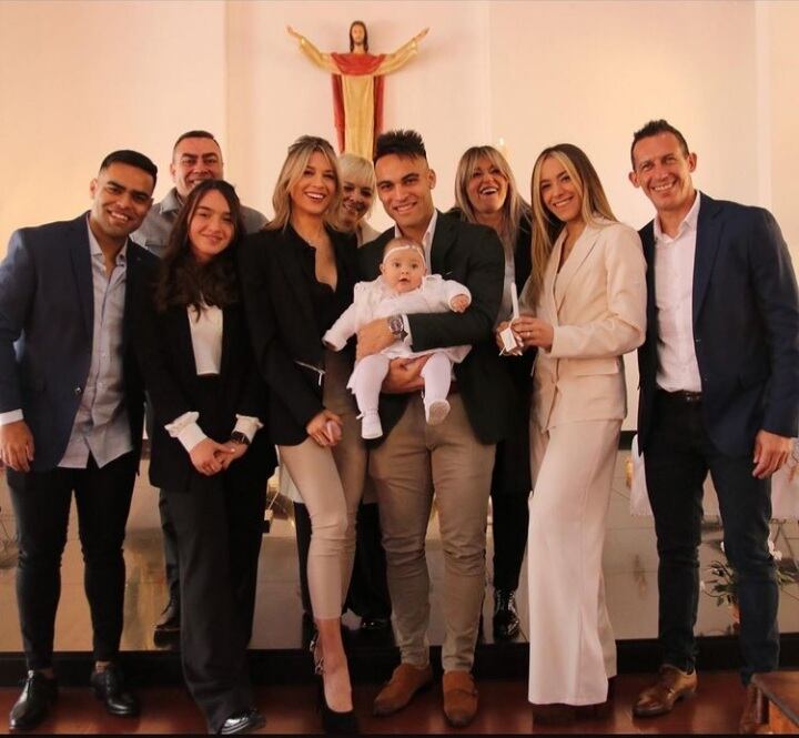 El bautismo de Nina, hija de Lautaro Martínez y Agustina Gandolfo, se realizó en el templo del colegio San José de los Hermanos Maristas de Mendoza.