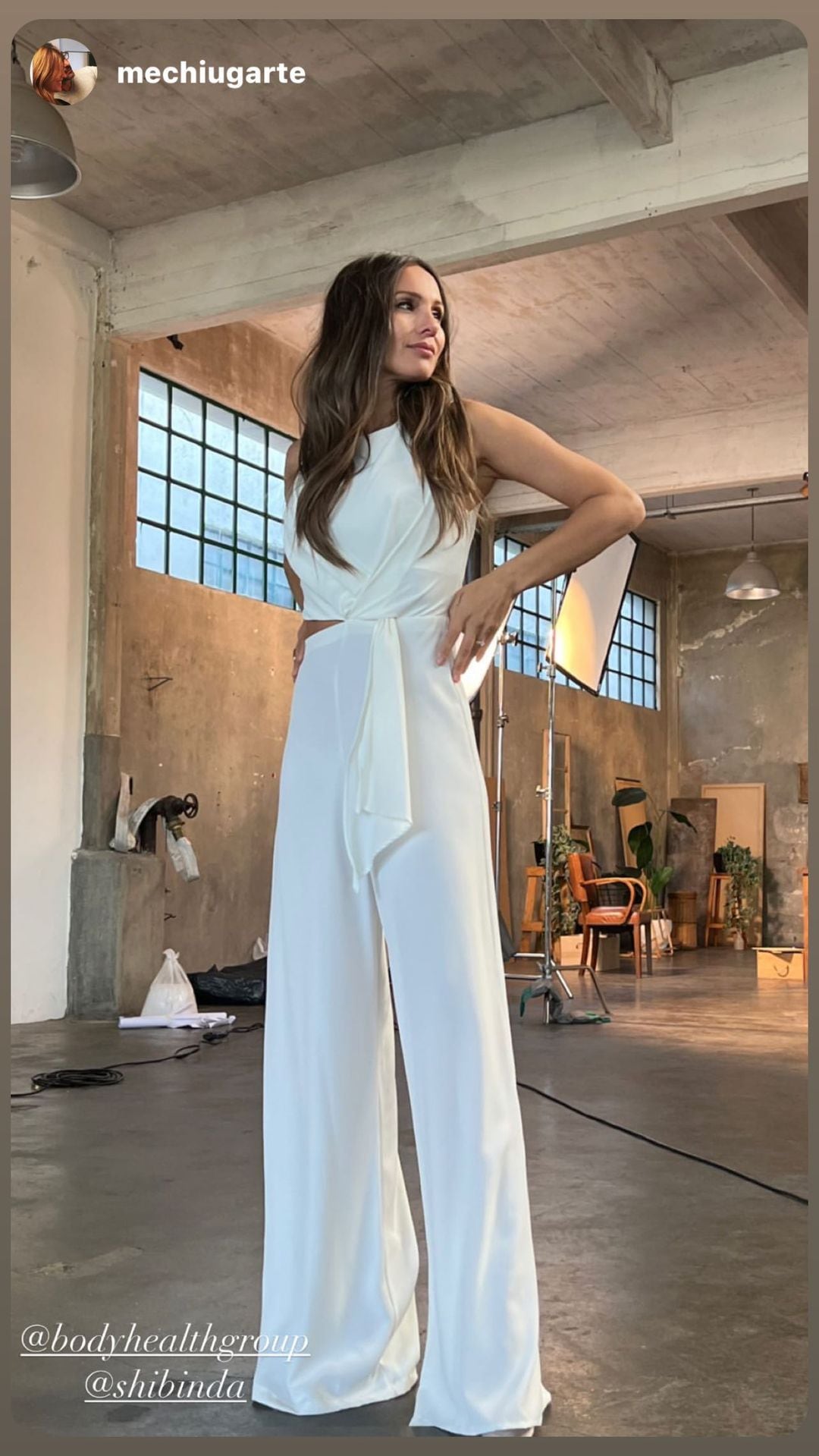 Pampita marca tendencia de cara al verano: mono blanco, tela fresca y detalles modernos.