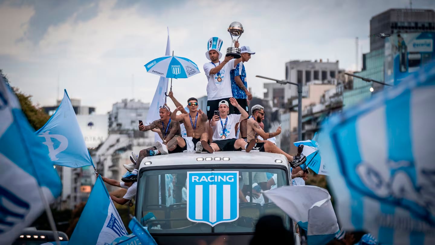 Caravana de Racing Club en el obelisco para celebrar la Copa Sudamericana