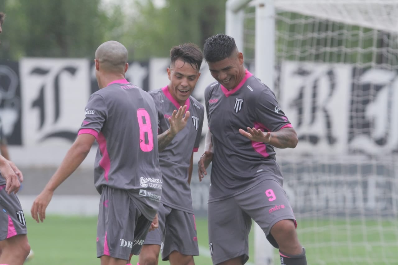 Santi González festeja con Ramón Lentini el primer gol del Lobo ante Agropecuario. / Gentileza: Delfo Rodríguez.