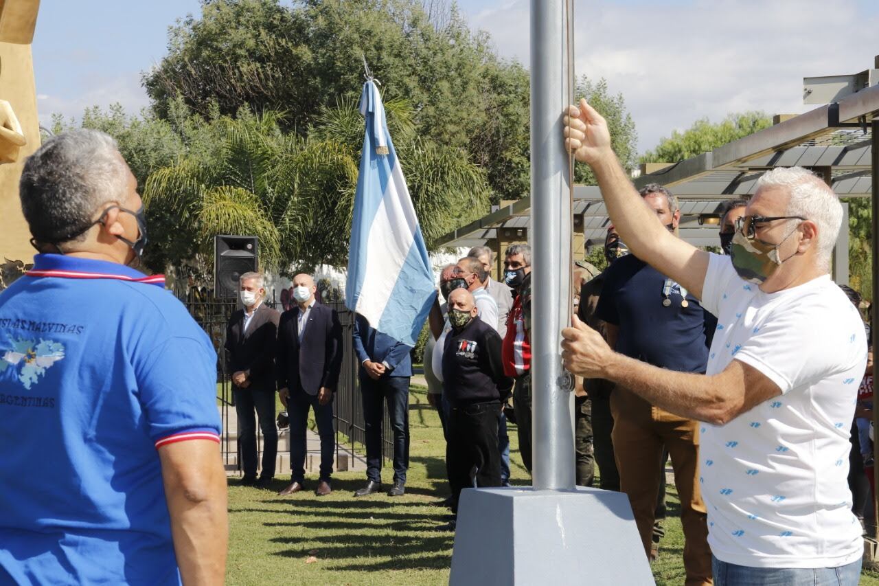 Izamiento de la Bandera Nacional en un acto llevado a cabo este viernes en una plaza céntrica de la ciudad.