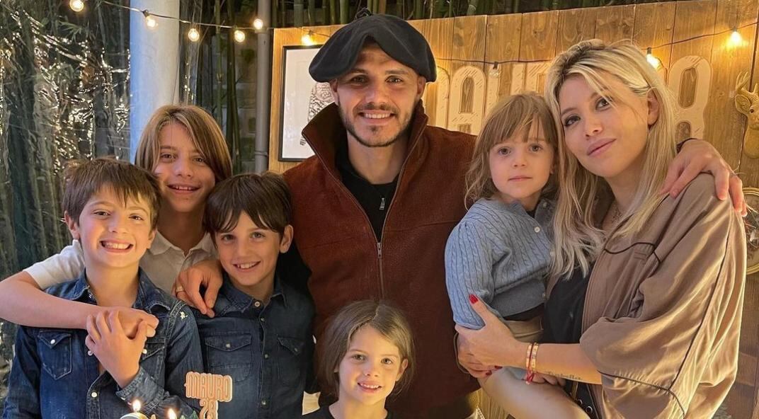 Mauro Icardi y Wanda Nara rodeados por sus hijos (Instagram).