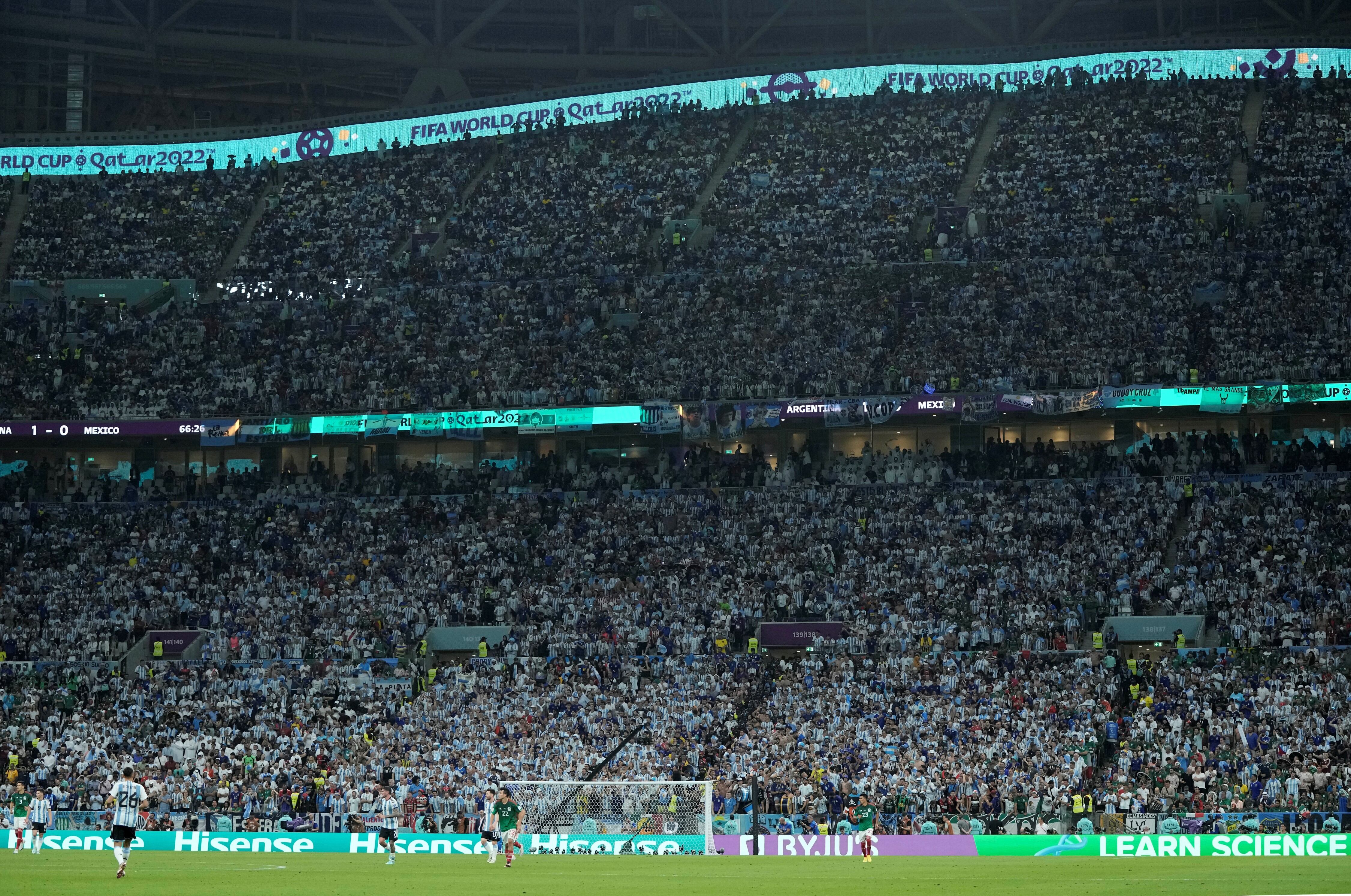 El encuentro entre la Albiceleste y el Tri marcó un récord histórico de público presente en el estadio Lusail. (AP)