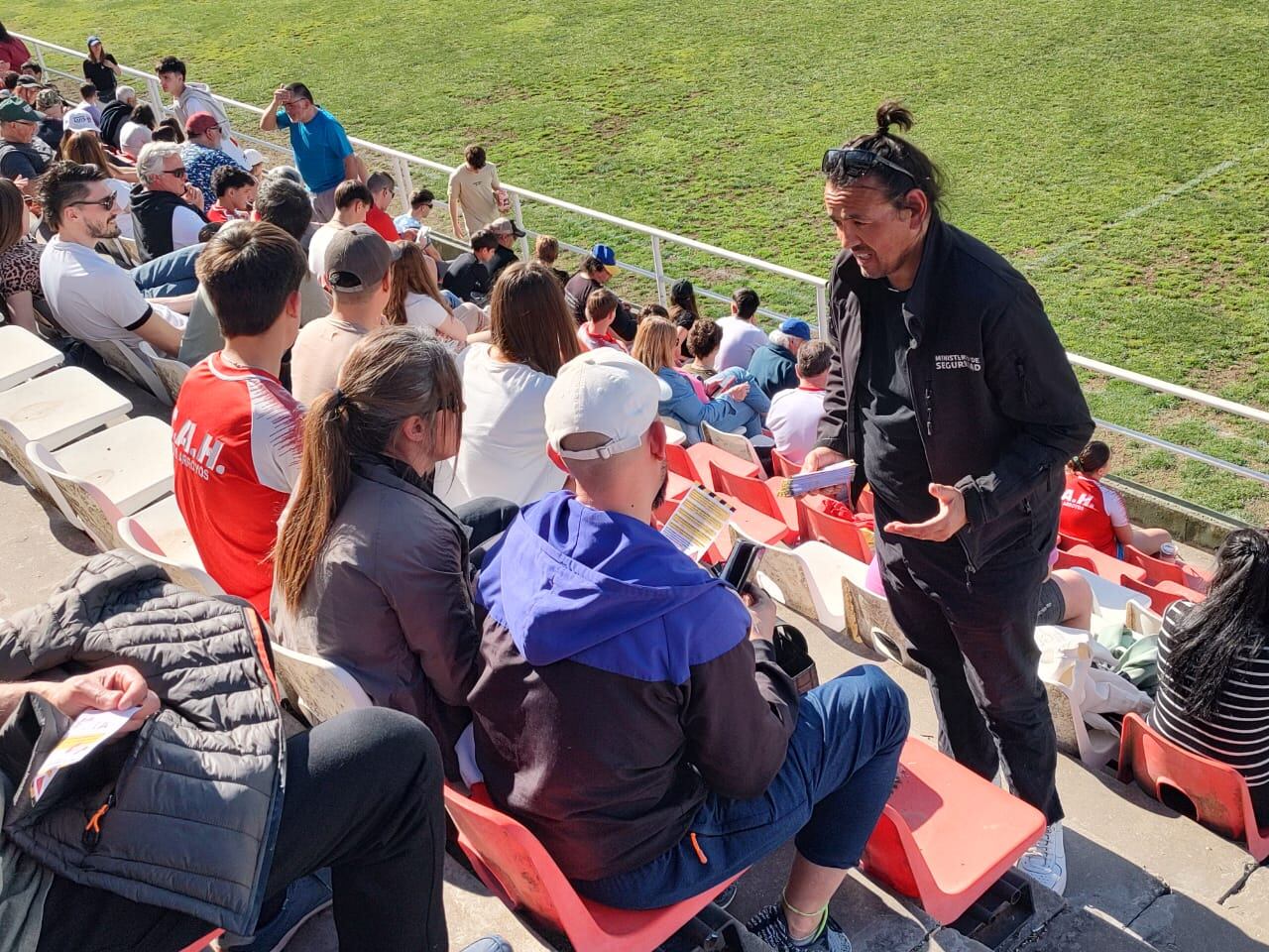 La Secretaría de Seguridad de Tres Arroyos lanzó la campaña "a las estafas digitales Roja Directa" en las canchas