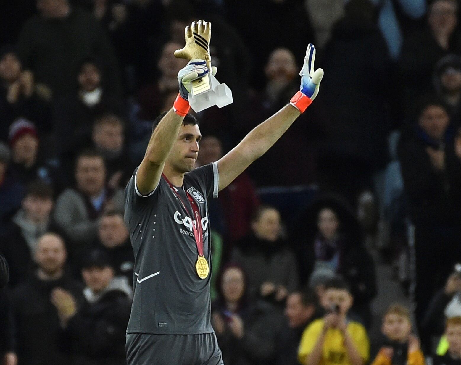 Emiliano "Dibu" Martínez ingresó a la cancha con la medalla de campeón del mundo, lograda con Argentina, y el trofeo de Mejor Arquero de Qatar 2022 y fue ovacionado. (AP)