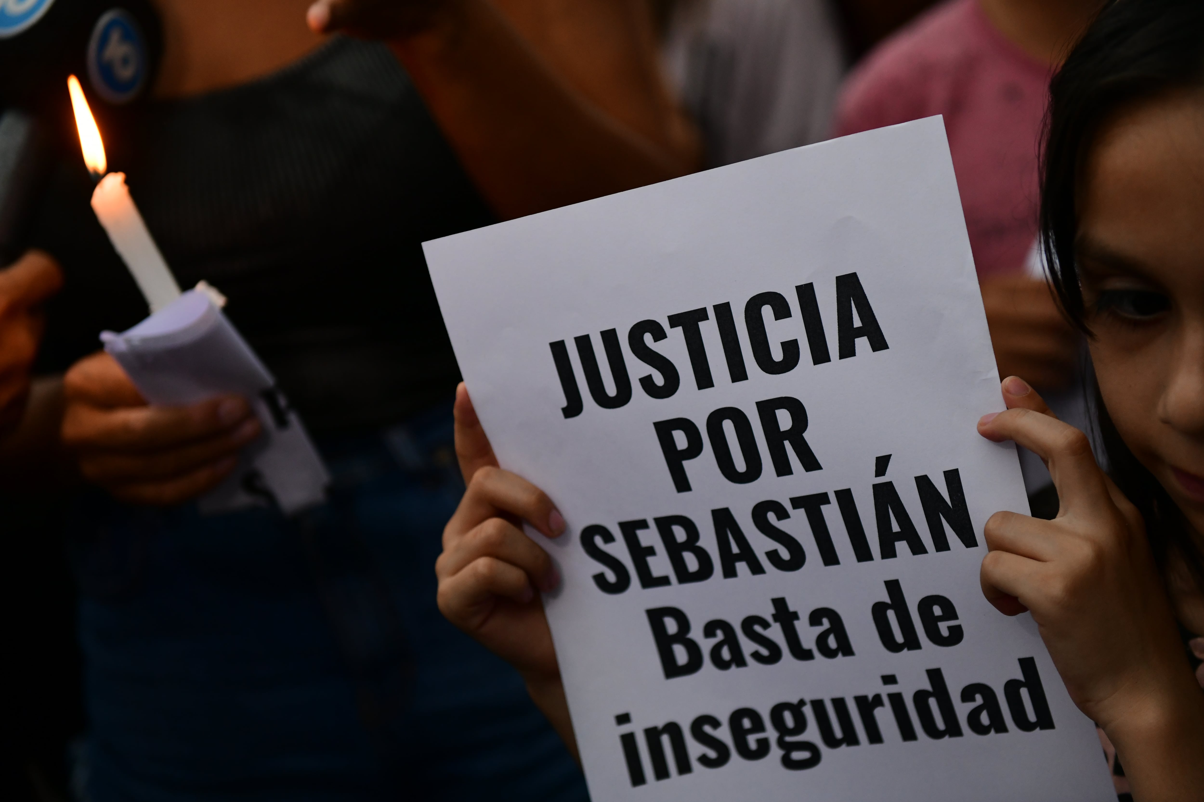 Marcha de familiares y vecinos de Sebastián Villarreal el joven que fue asesinado por motochorros en barrio Yofre Norte