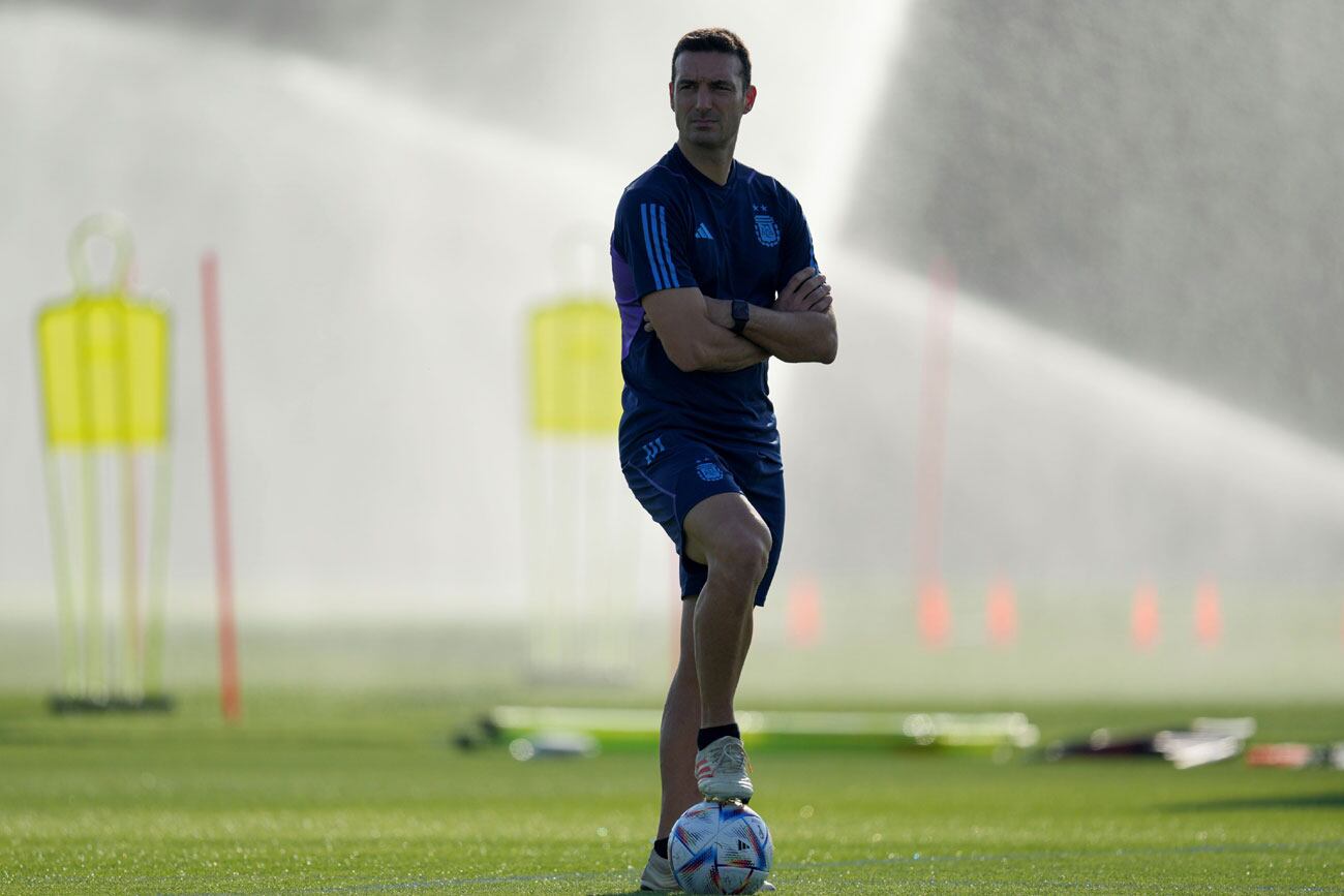 Scaloni se mostró tranquilo en el entrenamiento y en la conferencia previa al debut en Qatar. (AP)