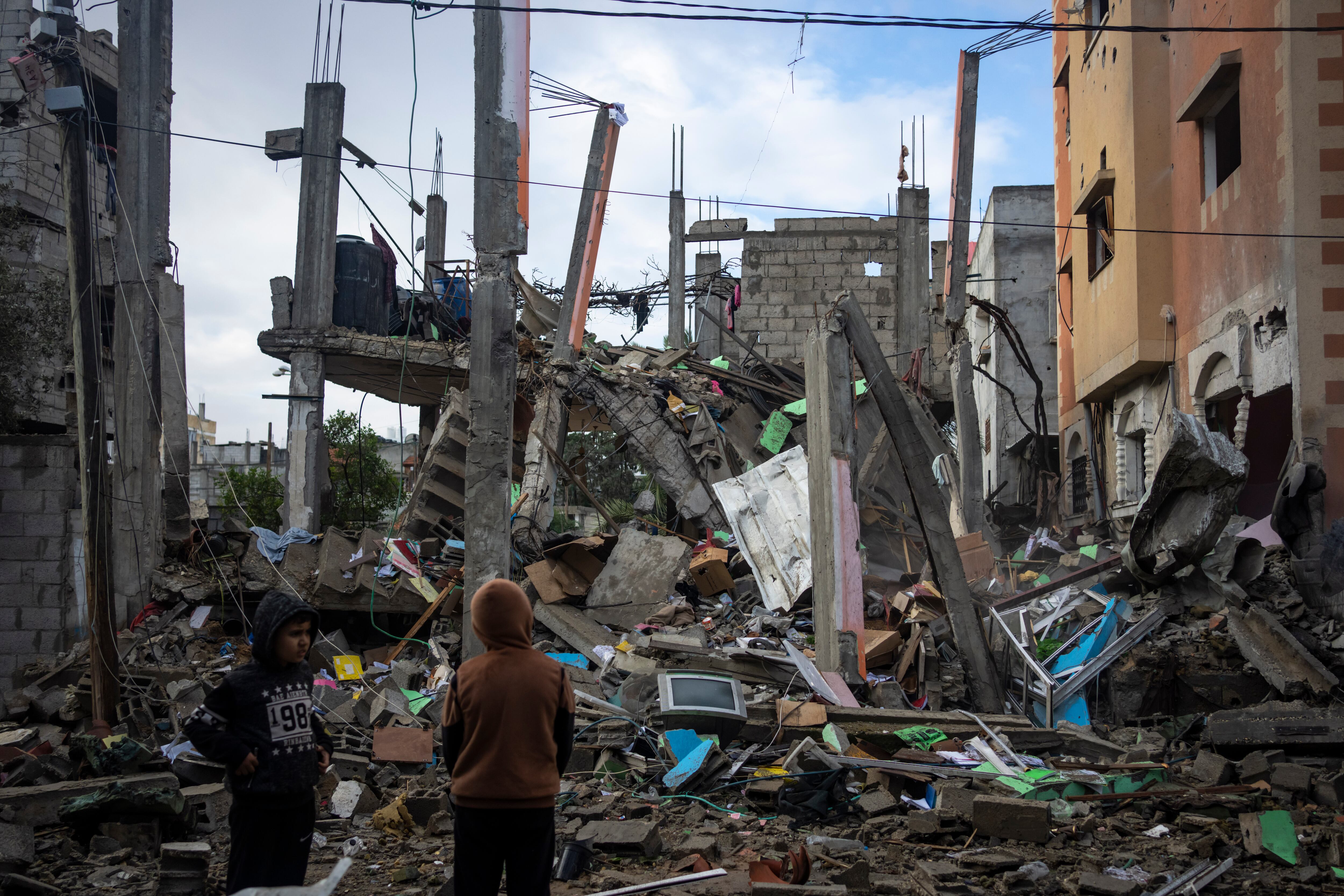 Palestinos observan la destrucción después de un ataque israelí en Rafah, en el sur de la Franja de Gaza, el sábado 27 de enero de 2024. 