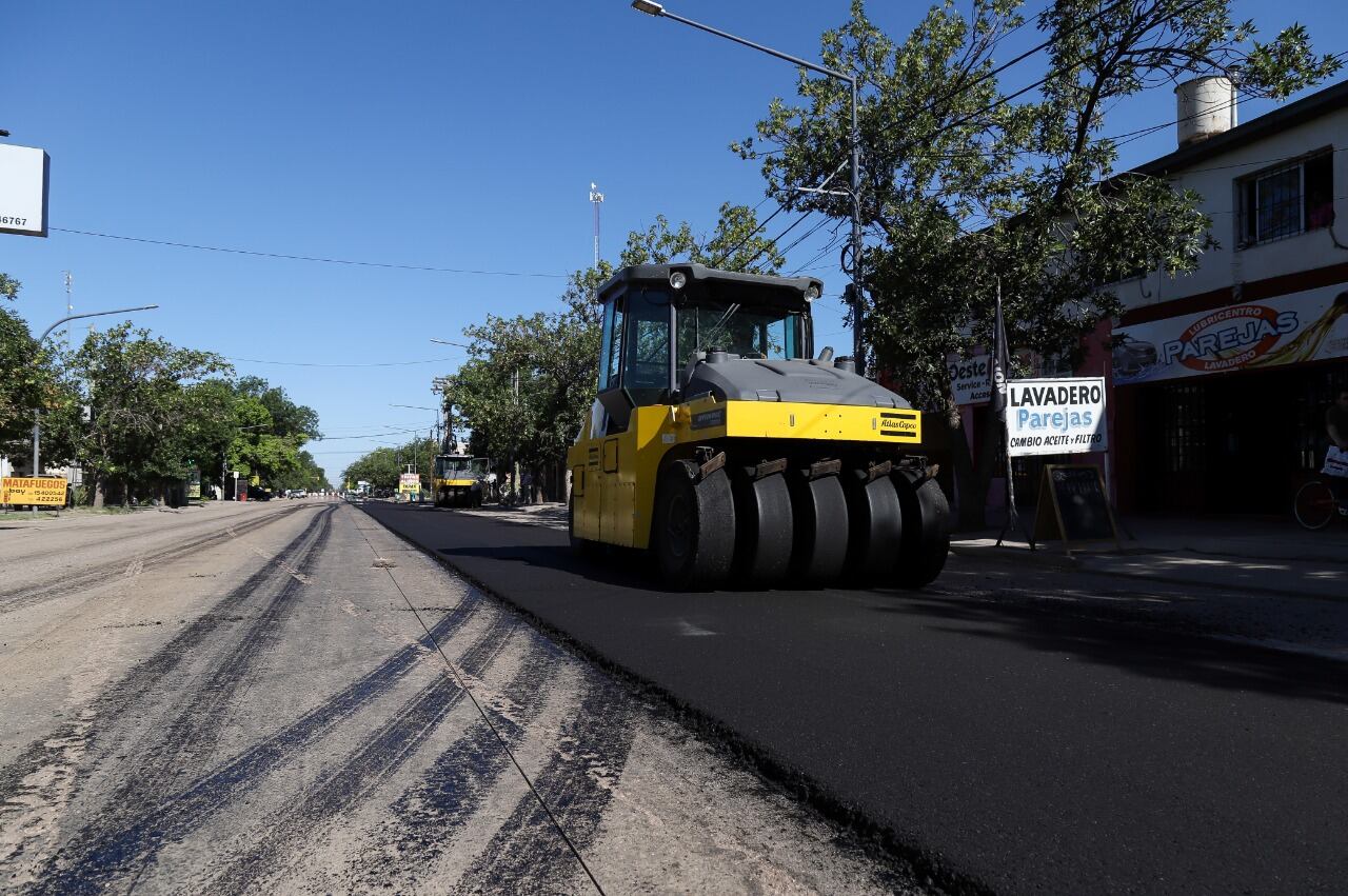 Colocan una capa de 6 centímetros de asfalto en la avenida Sarmiento. Gentileza 