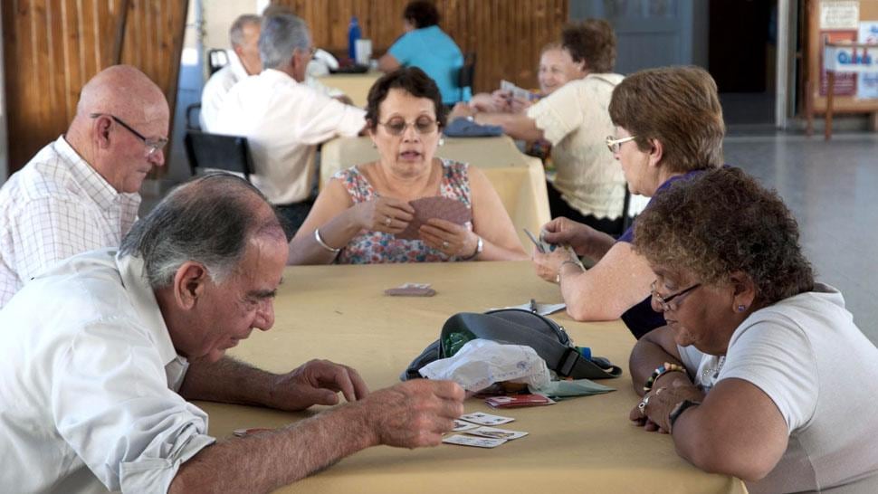 Al chinchón. Dentro de los hoteles o en sus parques, los jubilados y los naipes son una postal habitual de cada tarde (LaVoz).