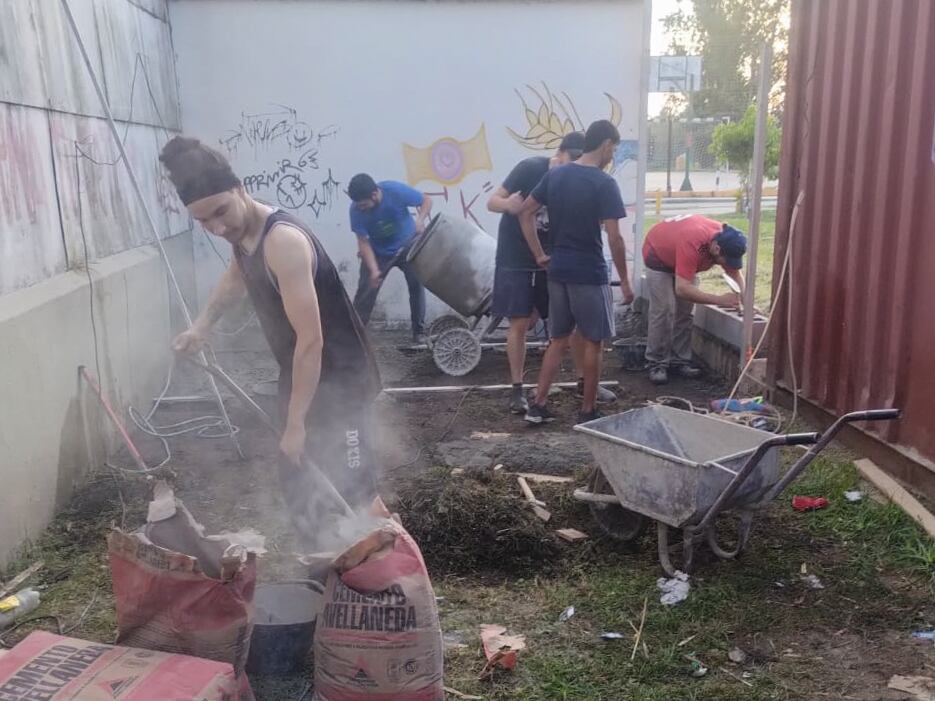 Profesores y alumnos realizan trabajos para finalizar la Sala de Depósito del Teatrillo Municipal Arroyito