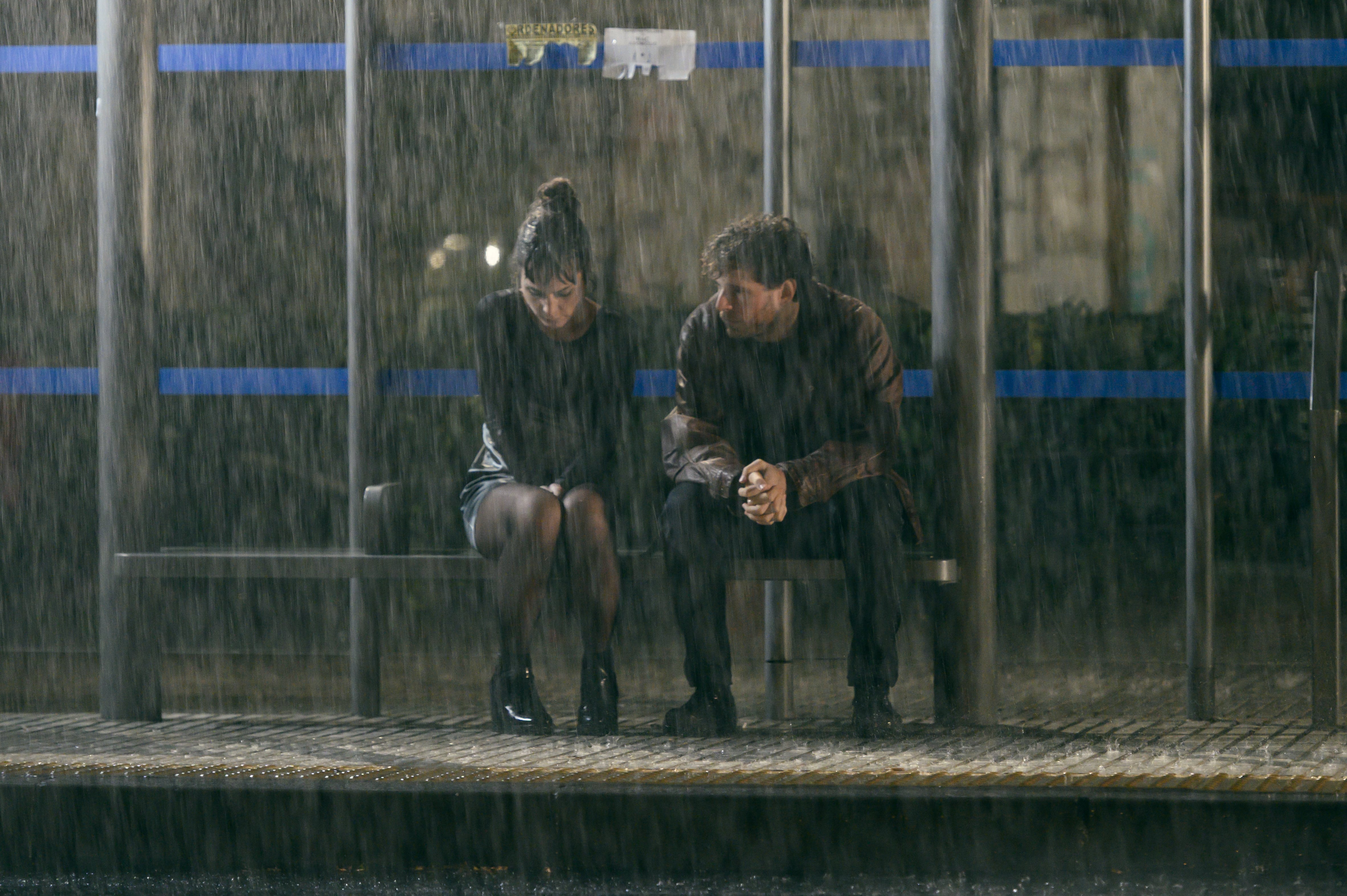 EL TIEMPO QUE TE DOY (L to R) NADIA DE SANTIAGO as LINA, ÁLVARO CERVANTES as NICO in episode 06 of EL TIEMPO QUE TE DOY. Cr. TXUCA PEREIRA/NETFLIX © 2020