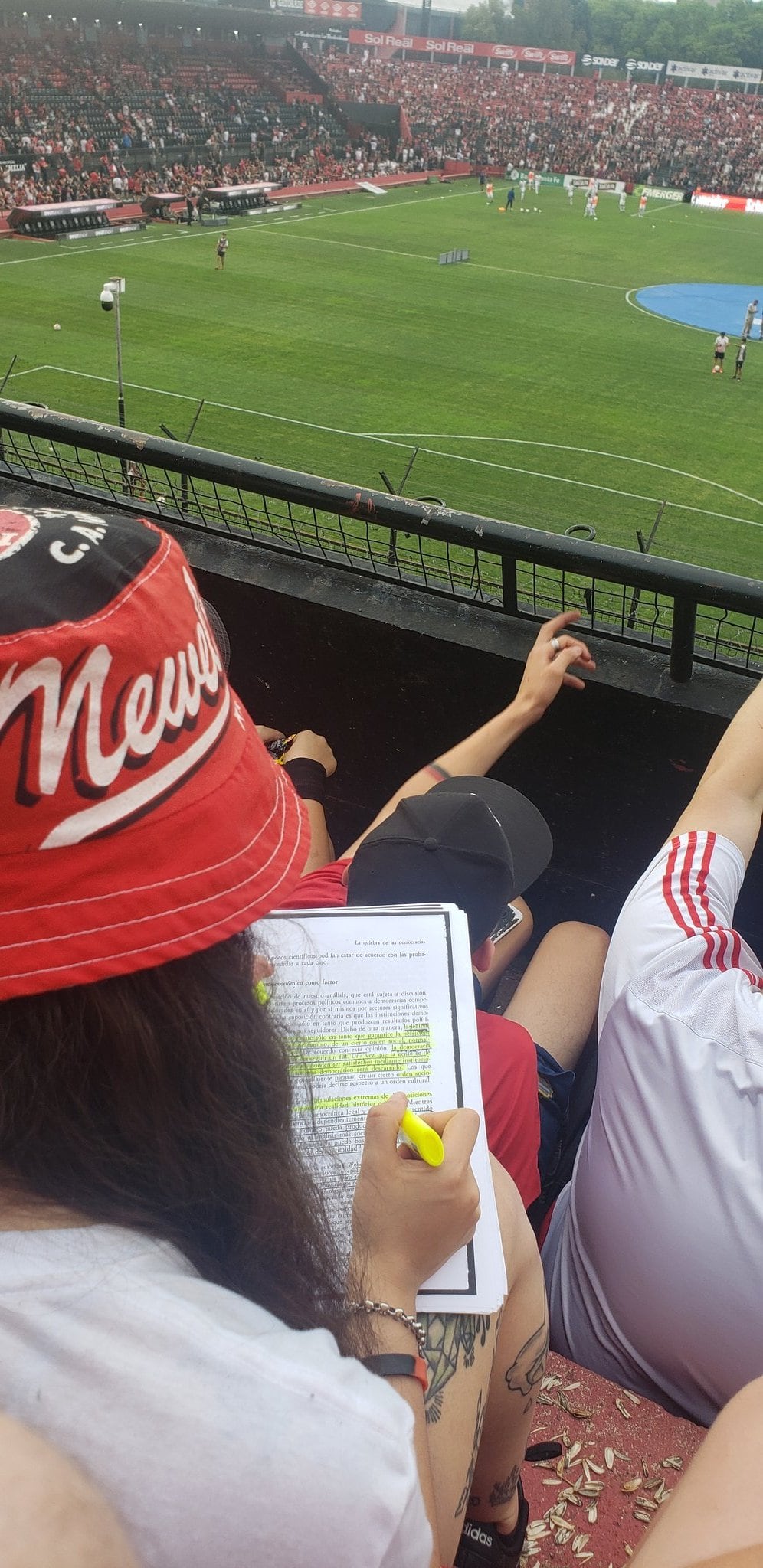 Hincha de Newell's estudiando en la cancha