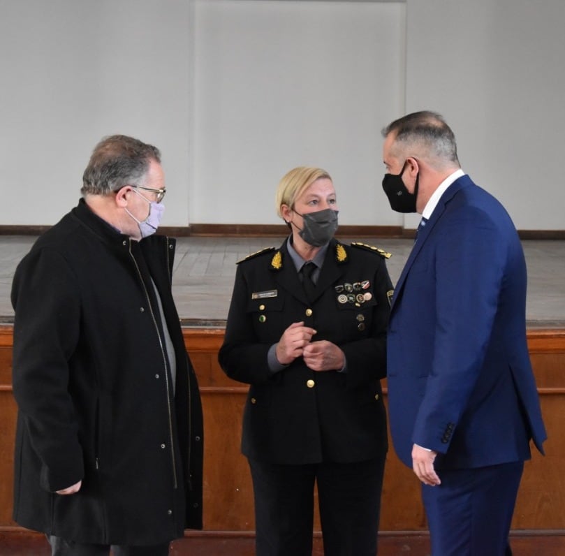 González asistió vestido de traje al acto de asunción en la sede del Isep en Recreo.