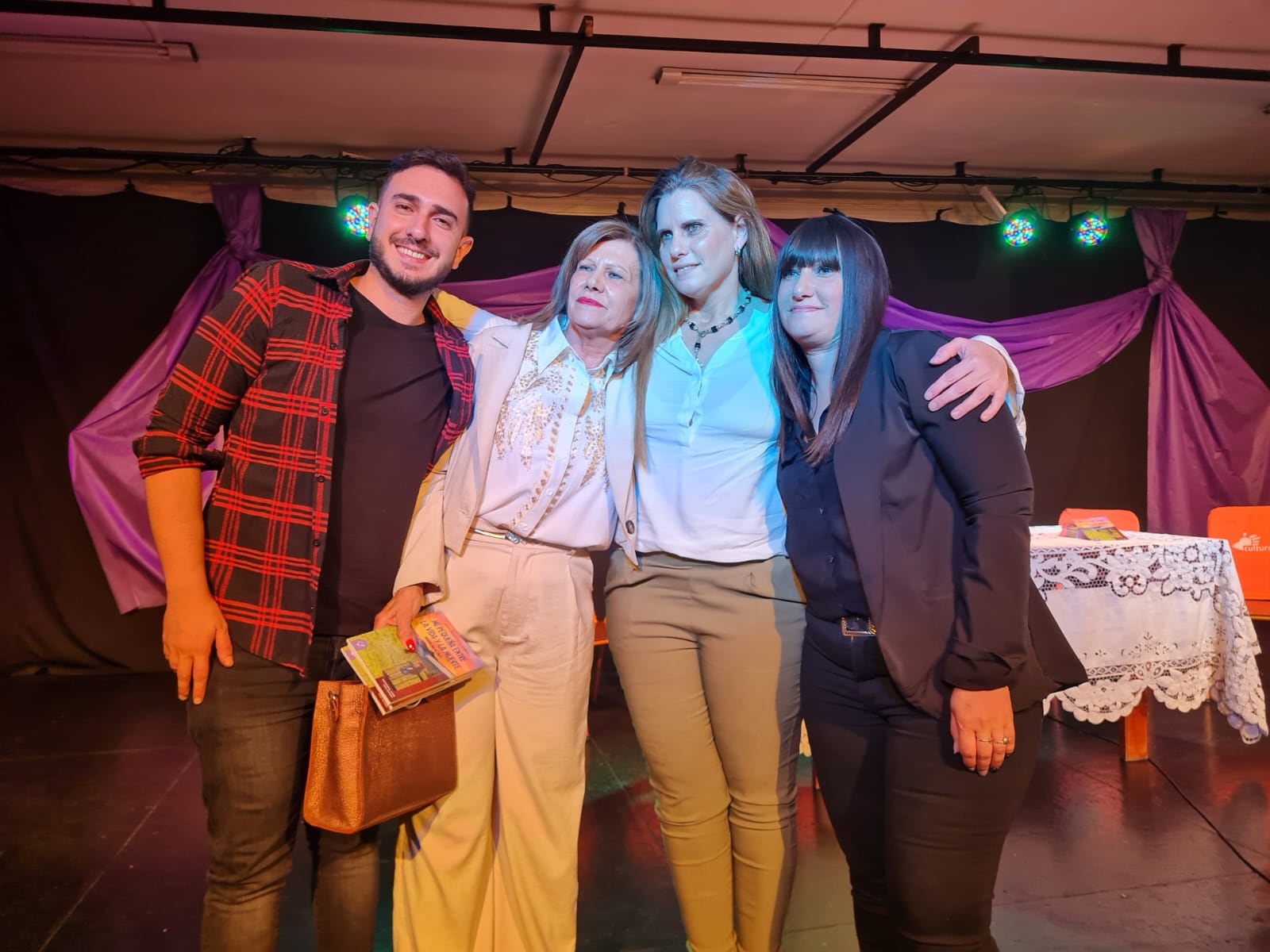 La autora Gladys García junto a sus hijos Emiliano, Roxana y Eliana, durante la presentación de "Mi pequeña entre la vida y la muerte: noventa días al límite".