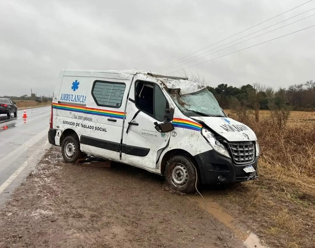 Volcó una ambulancia en cercanías a Villa Santa Rosa