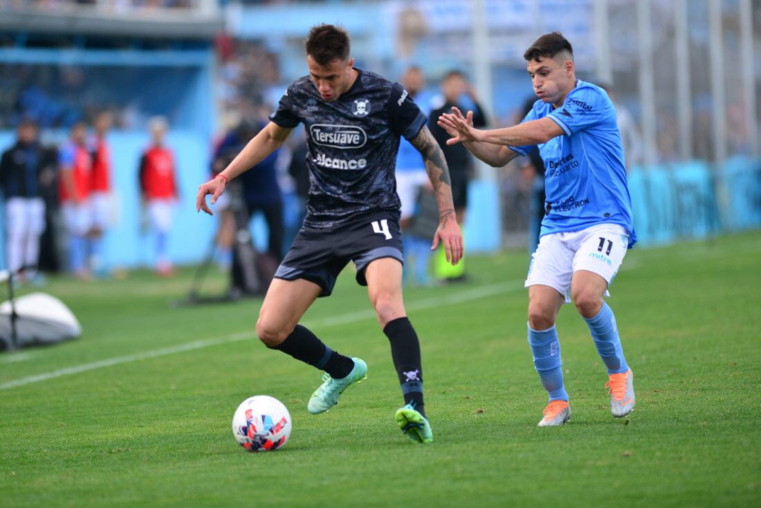 Gabriel Compagnucci, lateral-volante de Belgrano, ante la marca de Enzo Coacci. (Javier Ferreyra / La Voz)