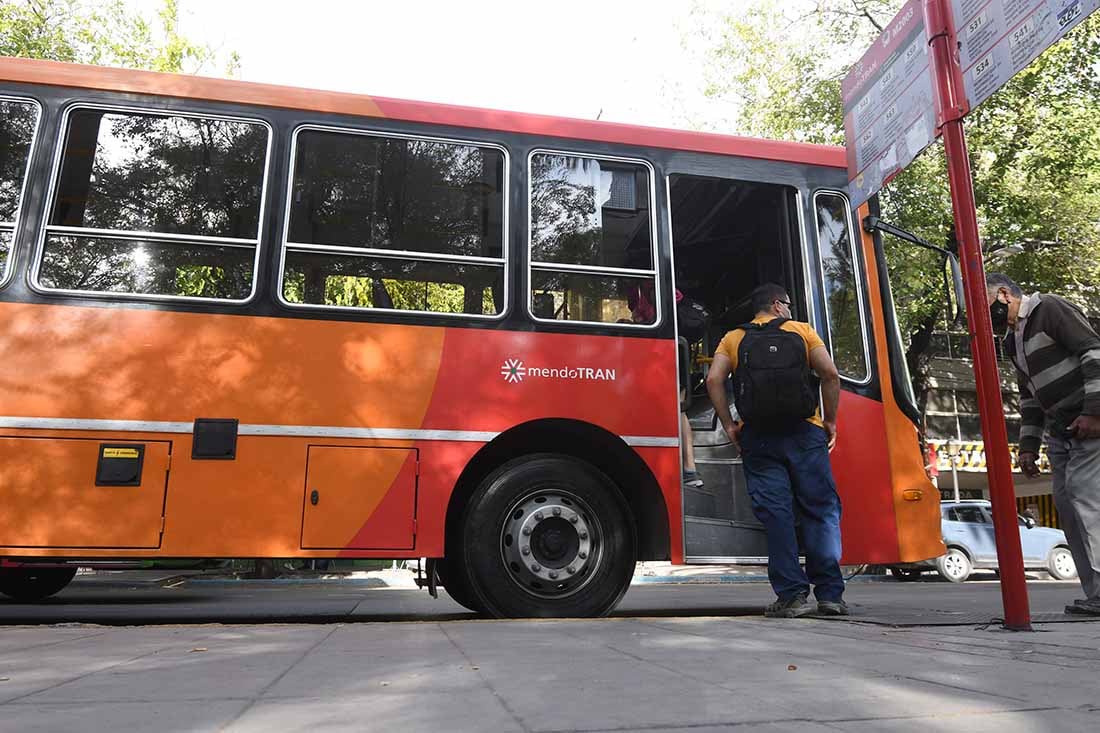 El chofer intentó "despertarlo" pero el hombre se desmoronó y ahí se dio cuenta de que estaba muerto. 