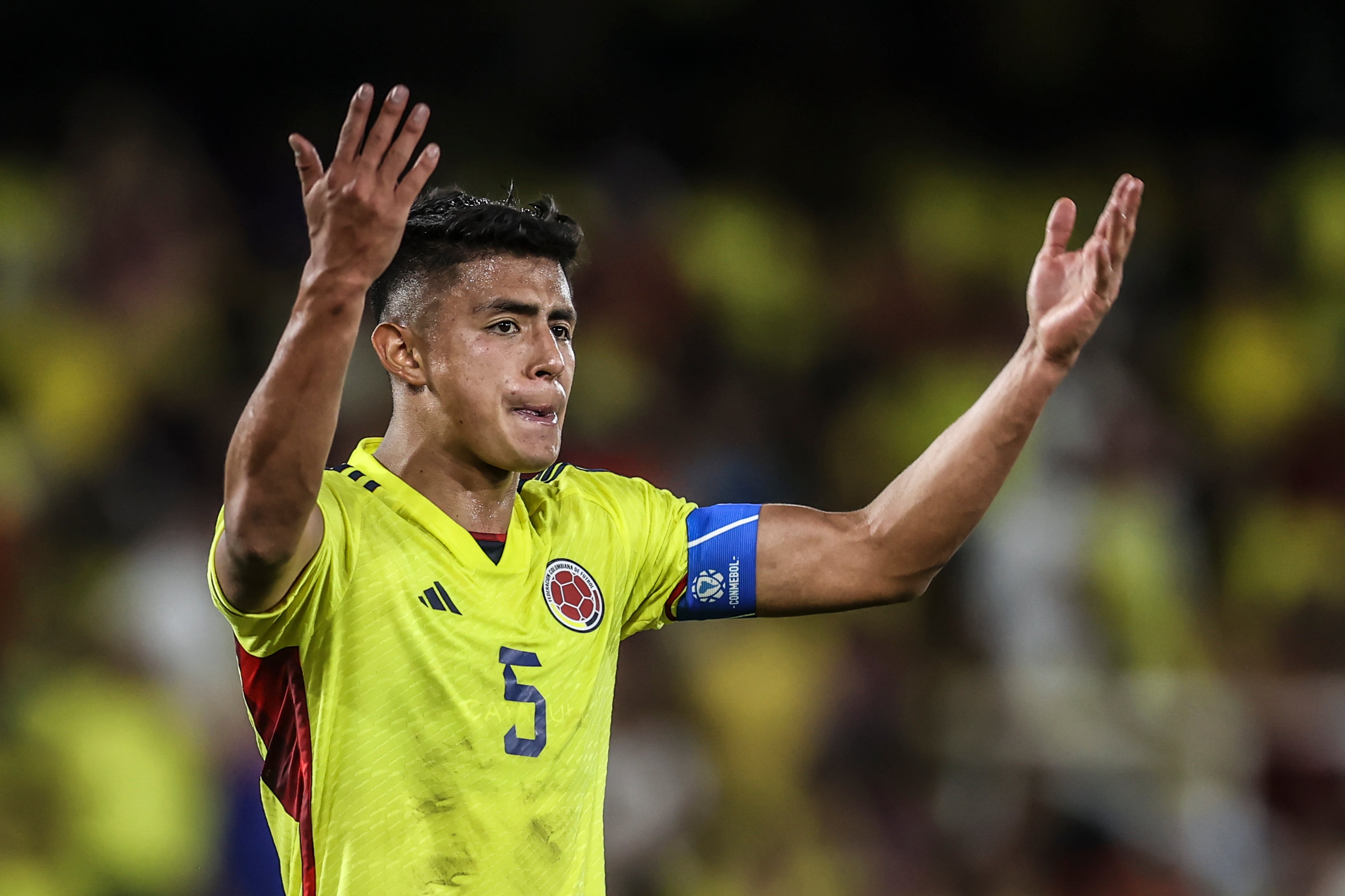 Kevin Mantilla en el seleccionado colombiano sub 20 en un partido ante Argentina. (Prensa Conmebol)