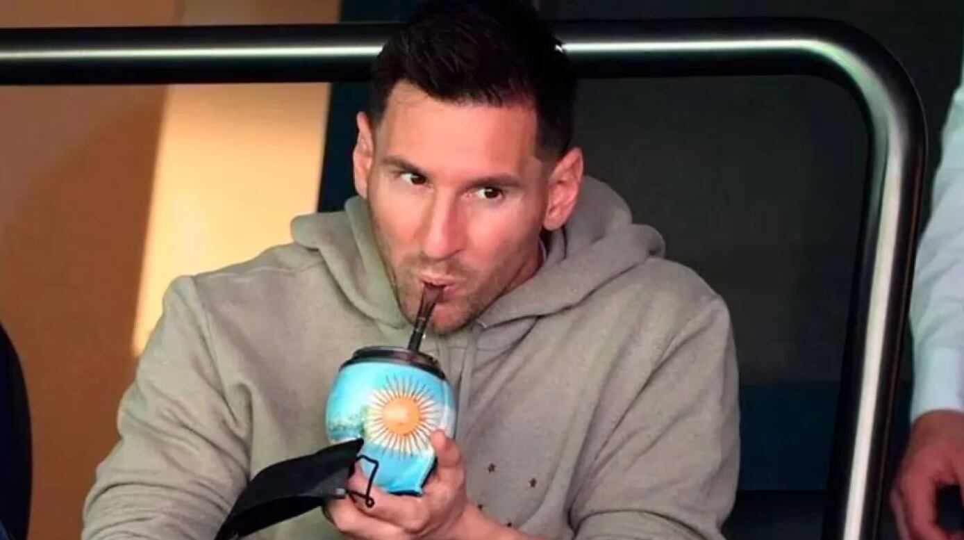 Messi tomando mate durante un partido.