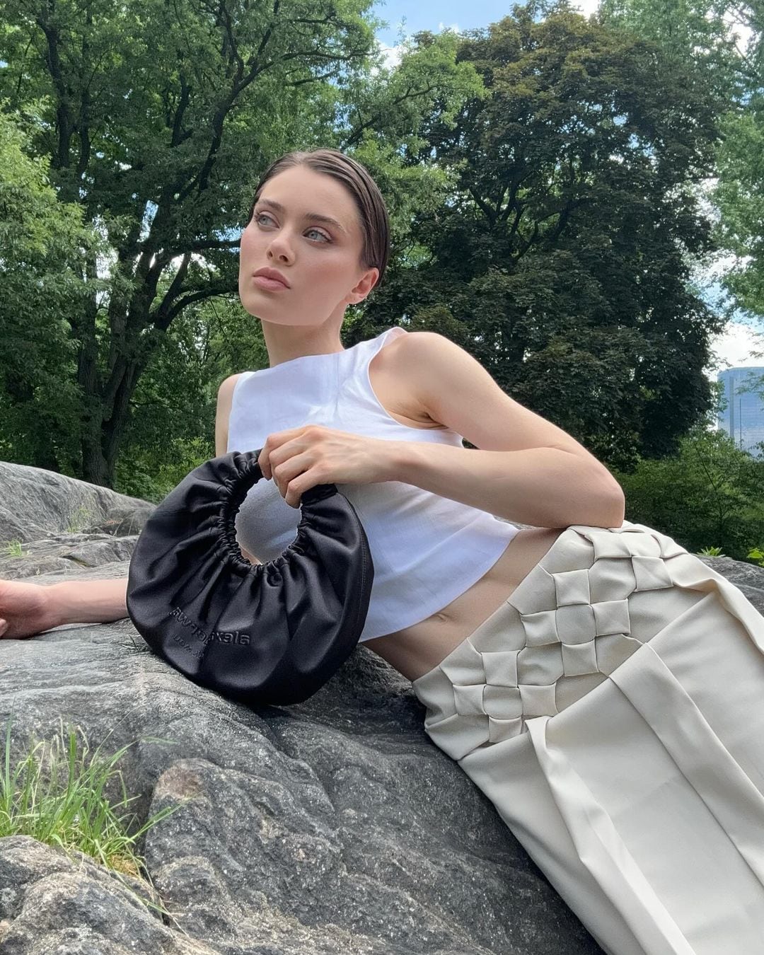 La particular falda y la mini bag de Lana Rhoades