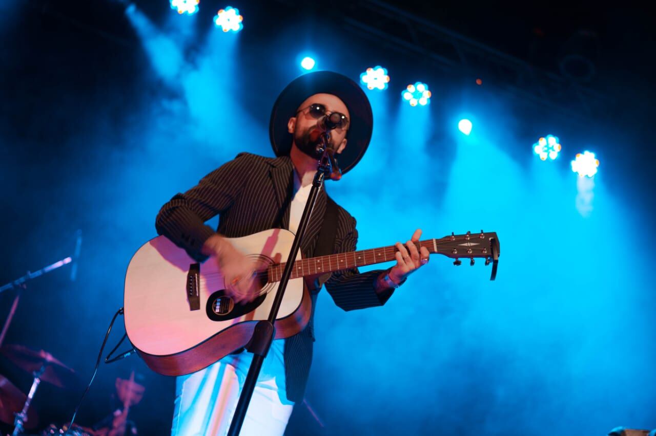 Diego Ansuini en su primer concierto tributo a Abel Pintos. Fotografía: Seba Mauri Producciones.