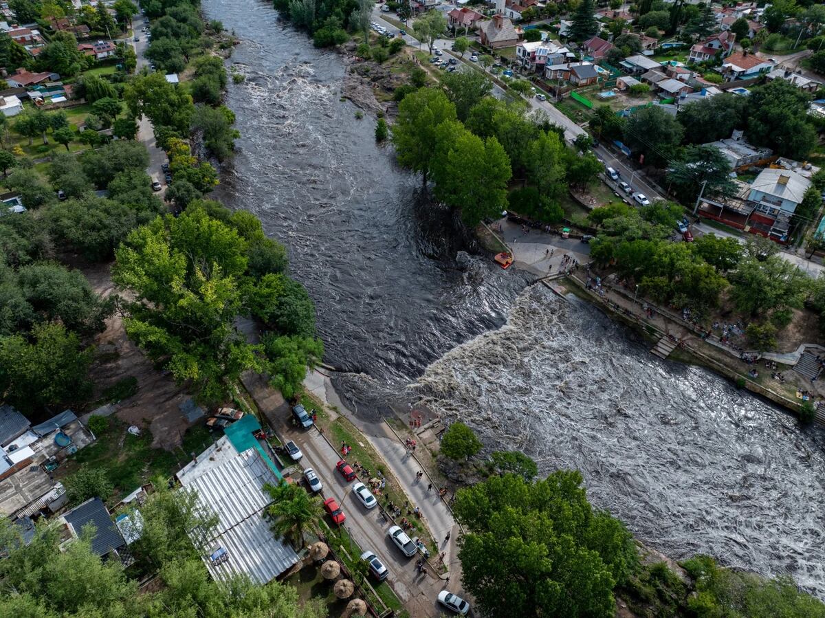 Ingresaron nuevas crecidas al San Antonio y el lago sigue con alto nivel en su caudal