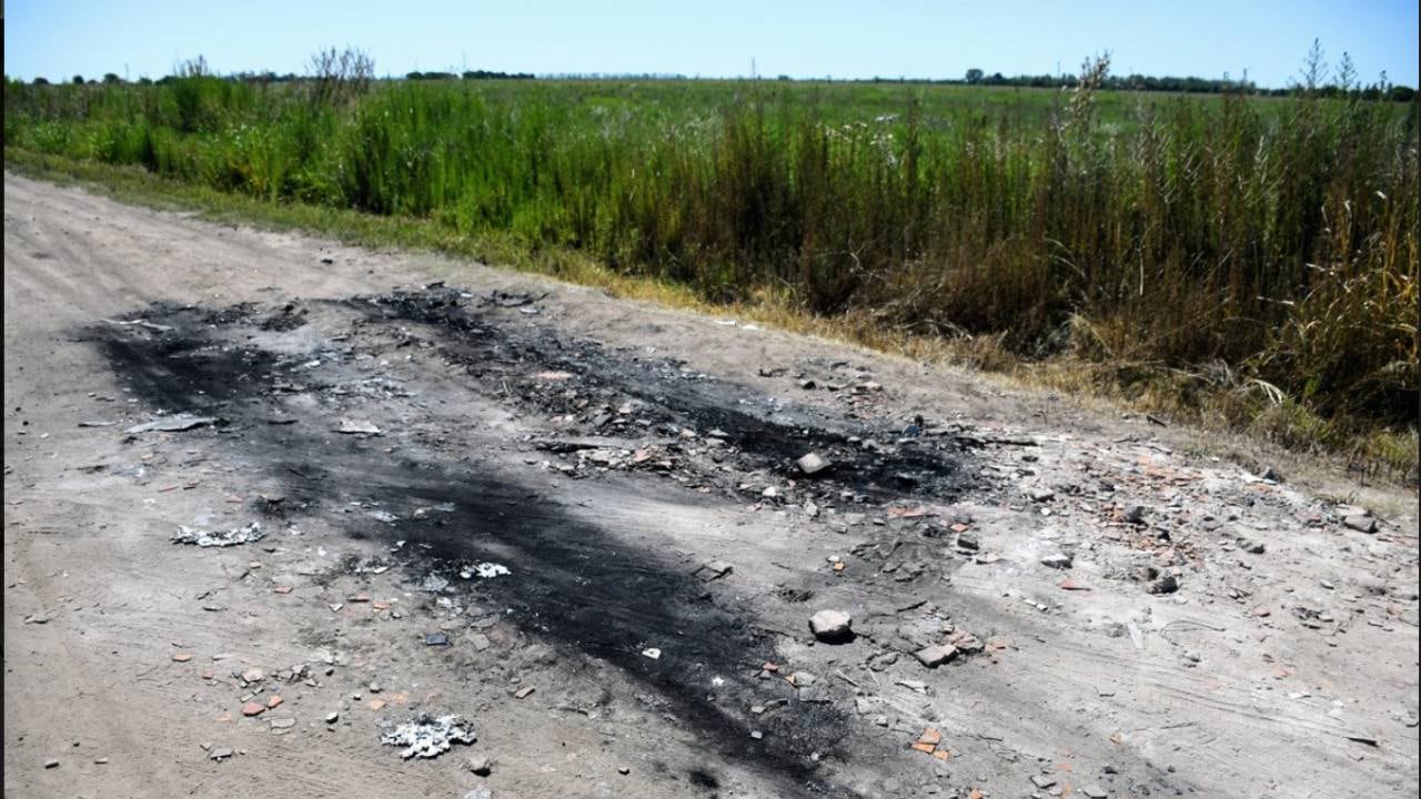 Un joven que fue al casamiento se llevó el auto de las víctimas y lo prendió fuego.