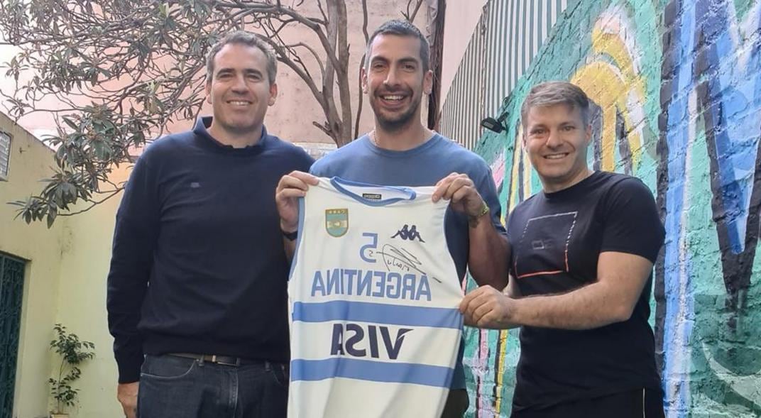 Especial. Diego Manfio, socio de Ginóbili, Germán Laborda, presidente de Fundación Empate, y Pablo Giesenow con la camiseta de Ginóbili. (Gentileza Germán Laborda)