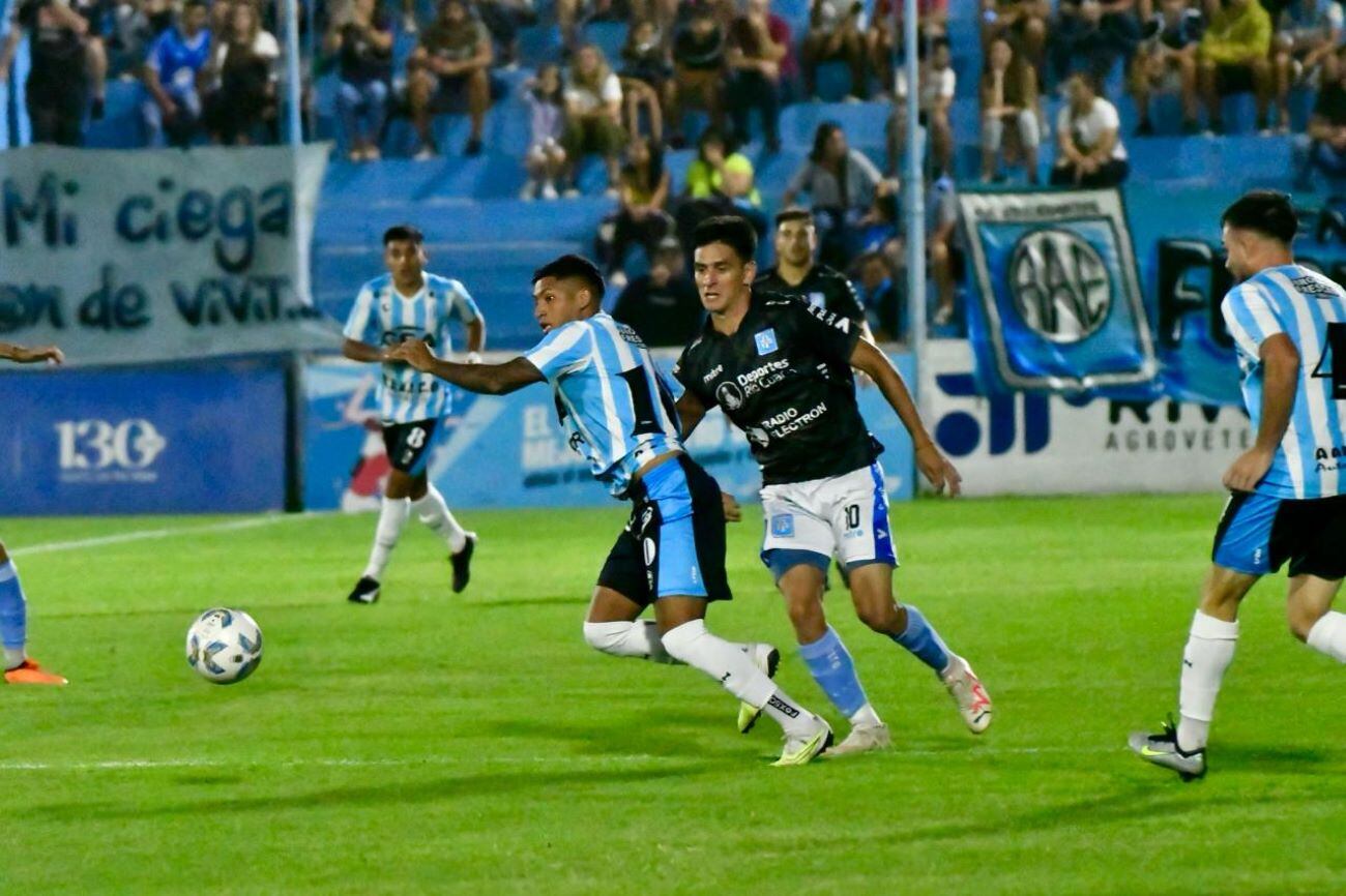 En Río Cuarto, Estudiantes recibe a Racing de Nueva Italia por la sexta fecha de la Primera Nacional. (Tomy Fragueiro / La Voz)