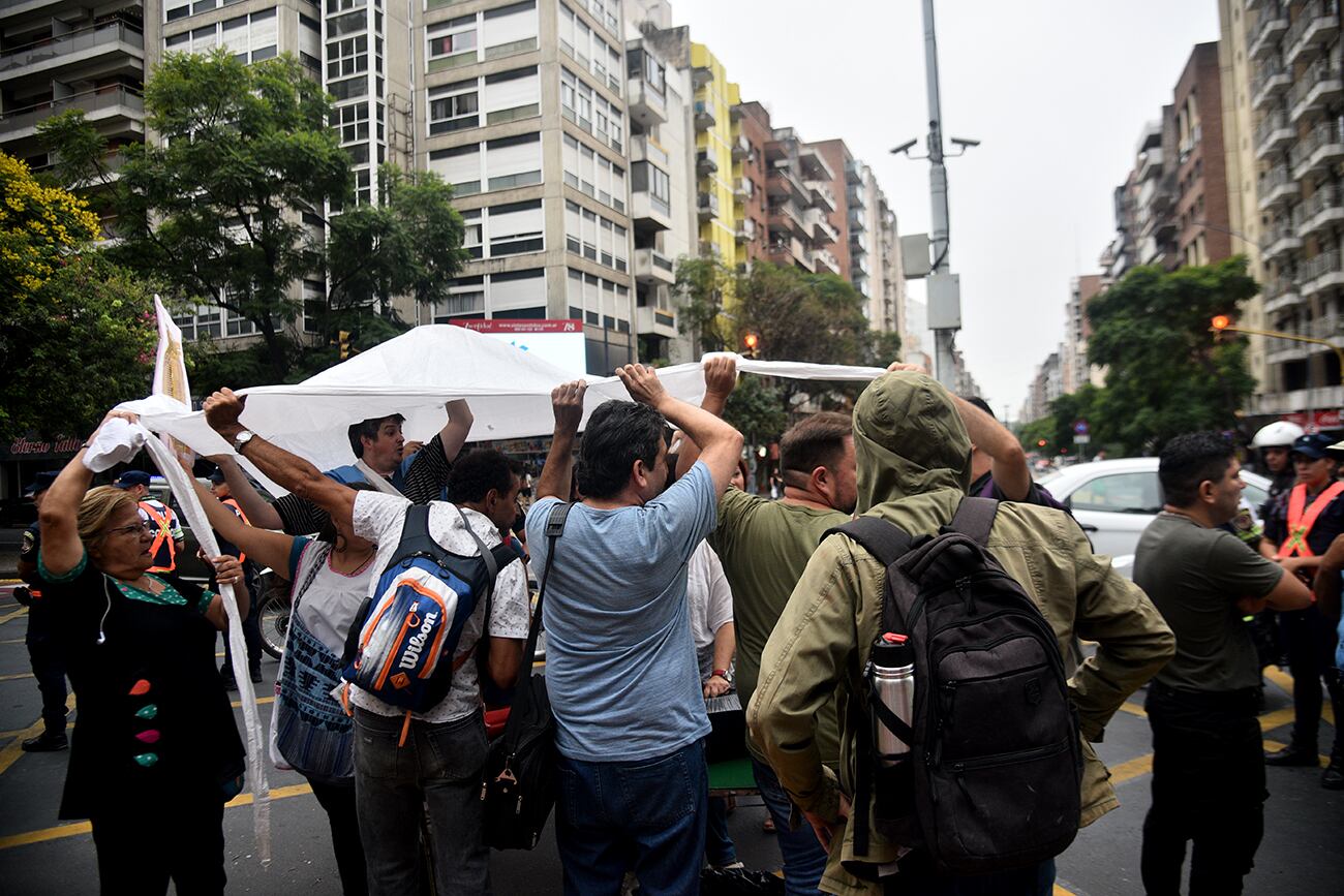 La Policía de Córdoba impide el armado de la carpa blanca docente. (Pedro Castillo / La Voz)