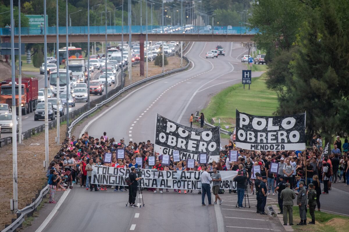 Ciudad de Mendoza denunció al Polo Obrero por ocupación ilegal de la plaza Independencia y pidió que actúe la Justicia