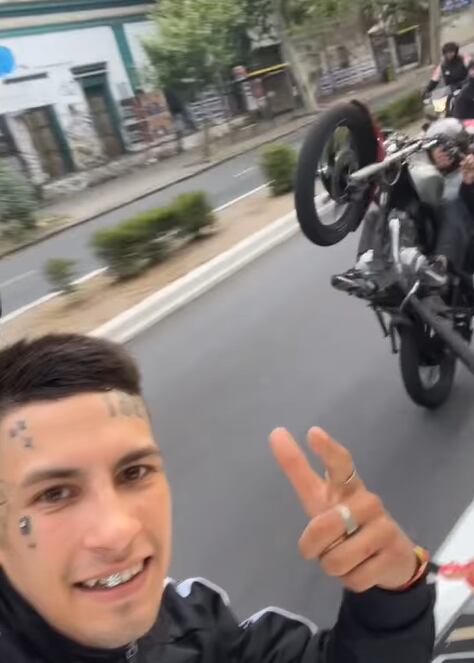 L-Gante incitando a que sus seguidores hagan "Willy" con su moto, misma maniobra con la que falleció El Noba.