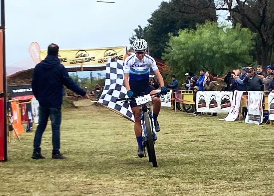 La bandera de cuadros decreta que Agustina Apaza es la ganadora, en el circuito de la Ciudad Cultural.