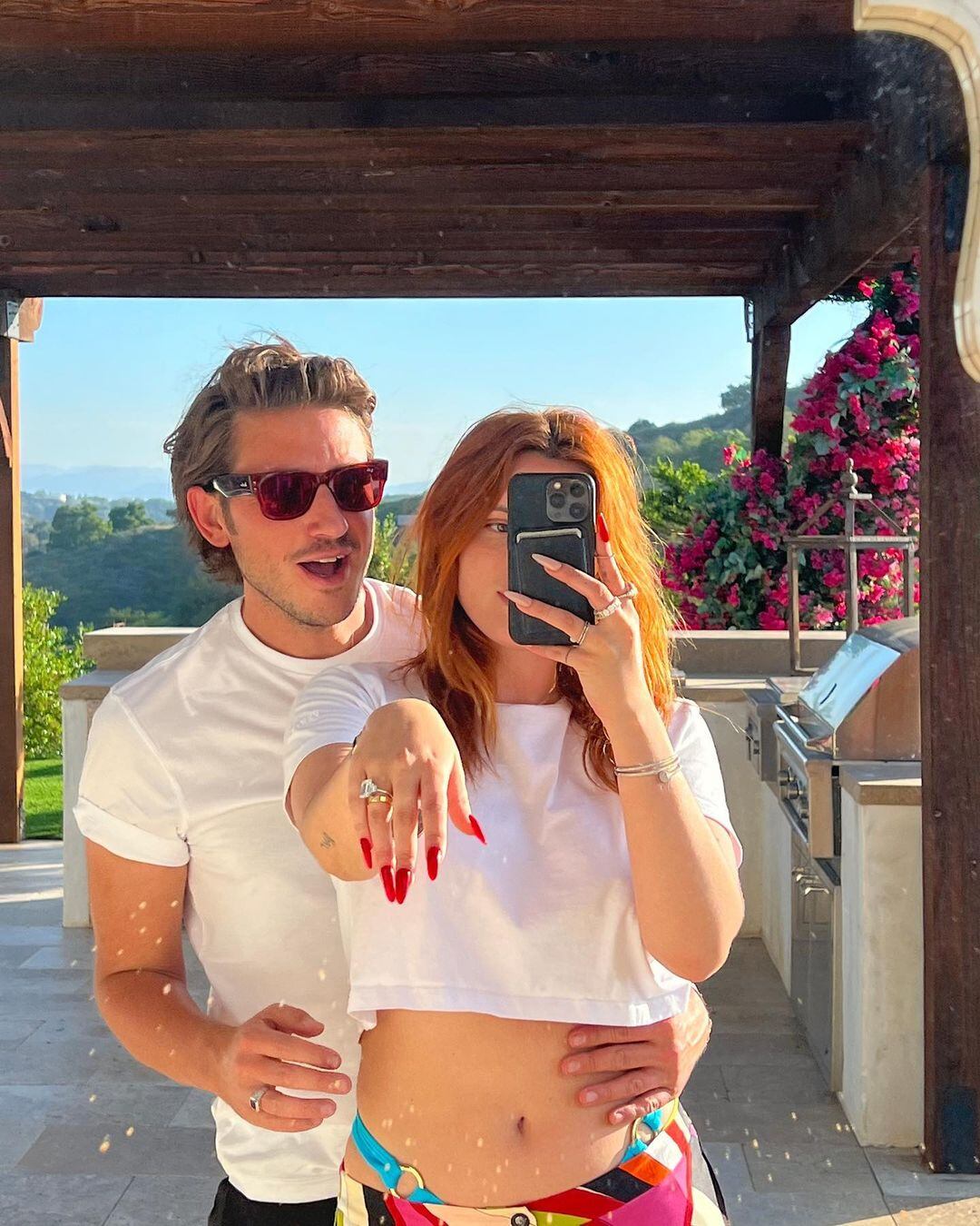 Bella Thorne se comprometió con su novio Mark Emms.