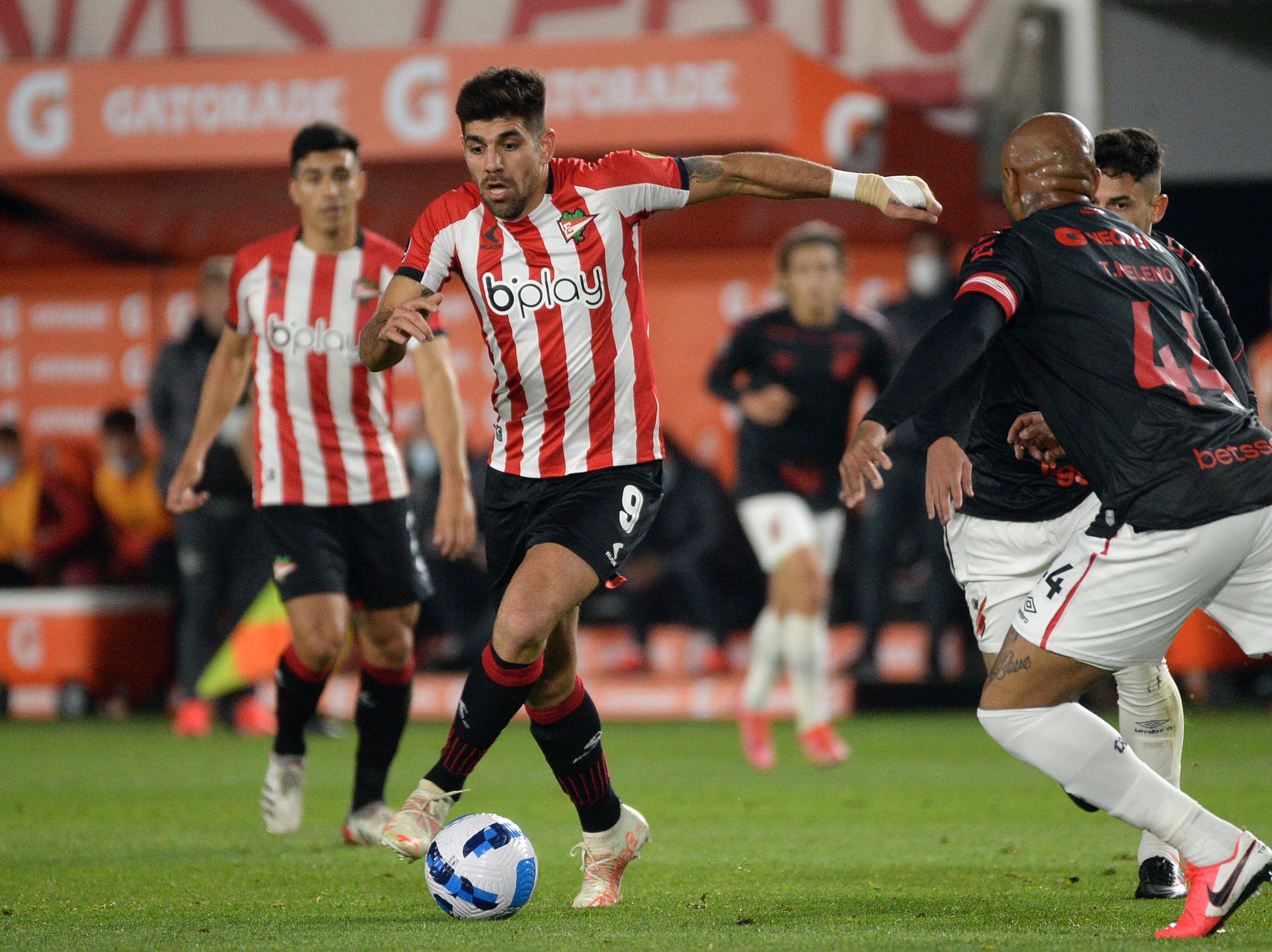 En una serie muy igualada, Estudiantes lo perdió sobre la hora y quedó eliminado de la Copa Libertadores.